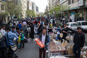 از کنار خیابان تا مترو و پایانه‌ اتوبوسرانی غرب با دستفروشان!